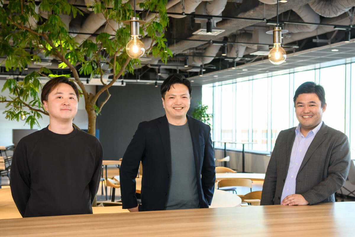 (左から)株式会社インダストリー・ワン 豊田様、弊社 加藤、三菱商事株式会社 切通様